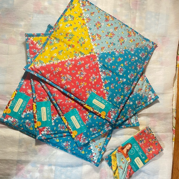 Pioneer woman Rose Ditsy Placemats and Napkins - Picture 1 of 9